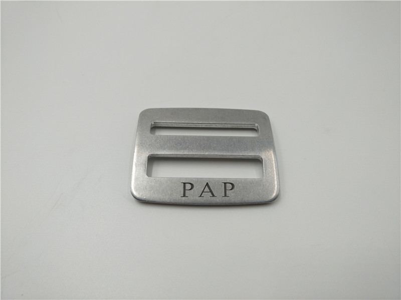 背包五金三檔調節扣(kòu)激光刻字 背(bèi)包五金三檔調節扣(kòu)激光刻字