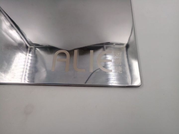 婭莉婕服飾不鏽鋼（gāng）板激光鐳射