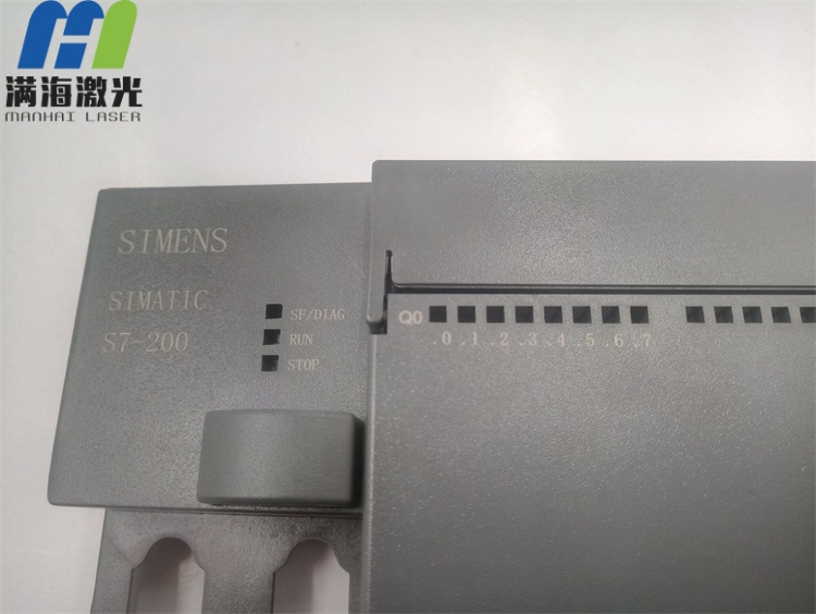  氧化鋁電（diàn）器（qì）產品盒激光雕刻 王榮國 市場上許多的工業電（diàn）子產品外殼（ké）采用（yòng）了鋁製材質,相對來說（shuō）輕巧不（bú）笨重。而（ér）鋁質外殼（ké）大部分都經陽極氧化過,而上麵字符都采用激光鐳（léi）射工藝(不褪色丶易操（cāo）作丶成本低（dī）等（děng）優勢)且顏色呈現顯眼的白色效果,使得整個產（chǎn）品看上去高端大氣上檔次。 圖中該款氧化（huà）鋁質外殼就采用了激光鐳射工藝,字符清晰美觀,在參數調試時適當（dāng）改變Q頻（pín）和功率即可。