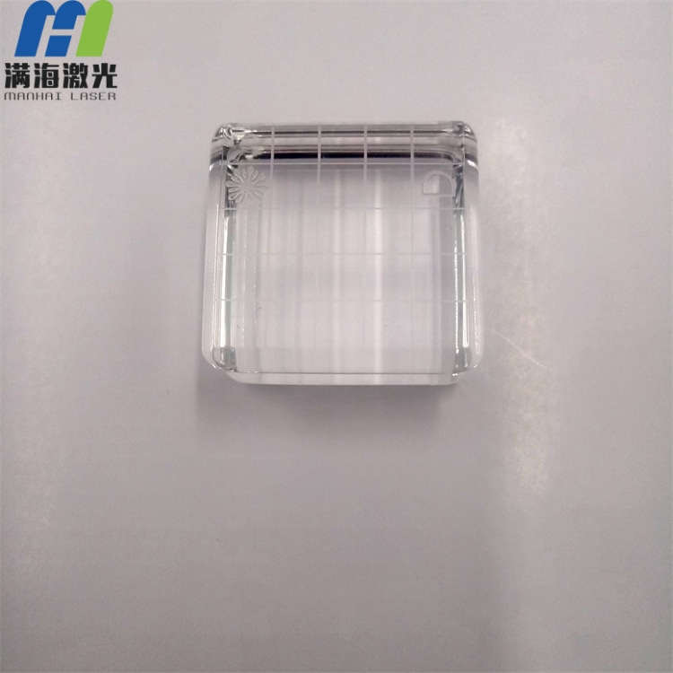 亞克力工（gōng）藝品表麵激光（guāng）雕刻加工